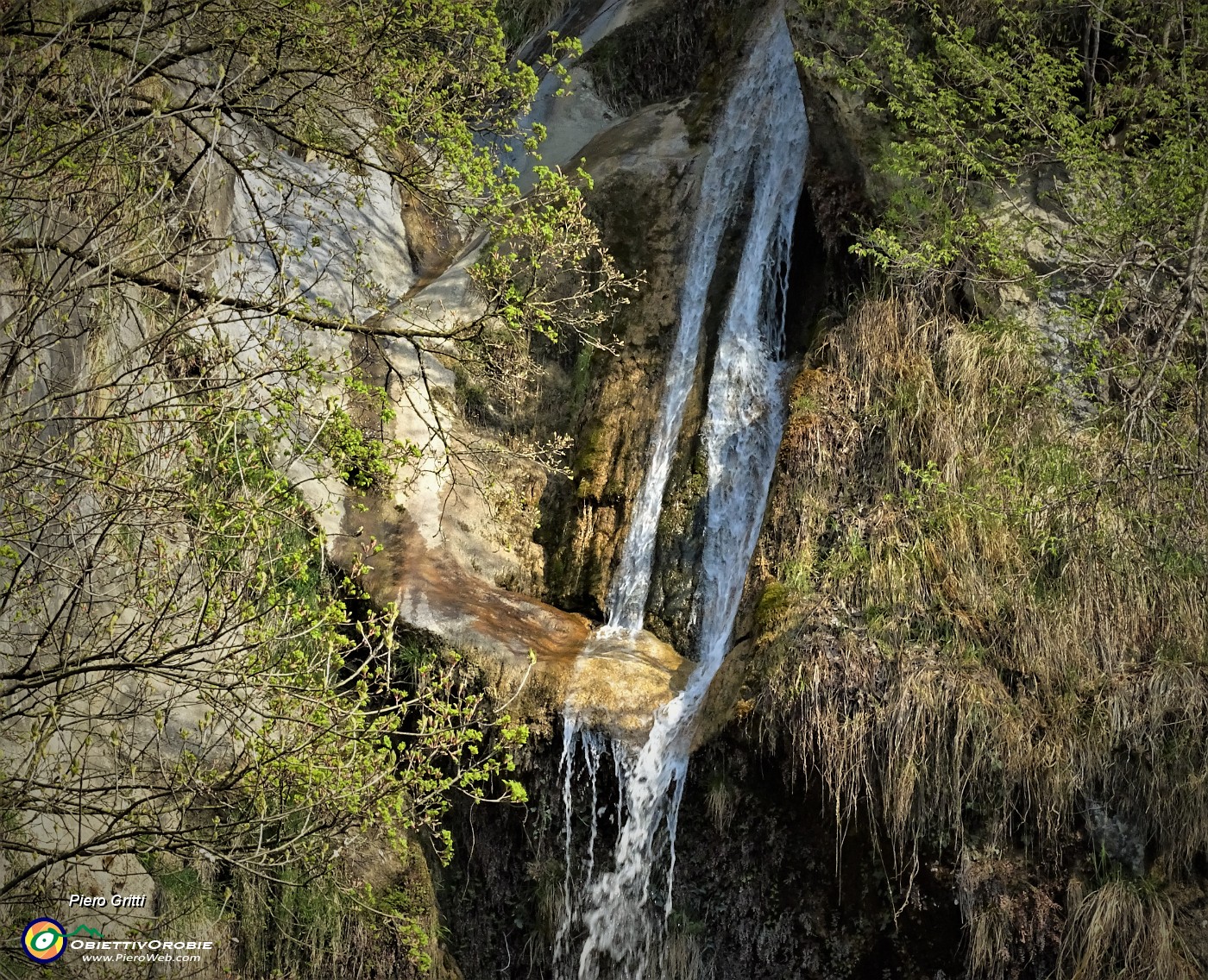 45 Da un dossetto sporgente osserviamo meglio le cascate.JPG